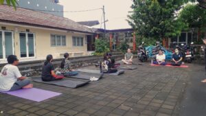 Forum Yoga dan Meditasi Universitas Warmadewa: Menyeimbangkan Kebutuhan Jasmani dan Rohani Mahasiswa Melalui Yoga